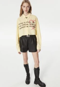 TwistREGULAR FIT SLOGAN PRINTED CROP - Skjorta - Yellow -Vero Moda butik. 01e873001ef9440a899fc71dd5268a90