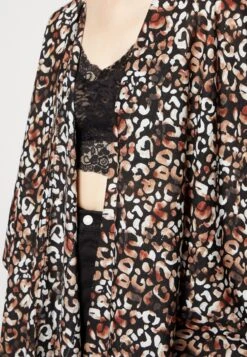 Anna FieldPoncho - Brown/black 13 Anna FieldPoncho - Brown/black -Vero Moda butik. 0a8f3bcdb8f24c0685c93c89244dbdc7