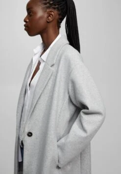 PULL & BEAR PULL&BEARFELT TEXTURE WITH BUTTON - Kort Kappa / Rock - Grey -Vero Moda butik. 0f6a0507ef8a44bba966948e9fe9e13a