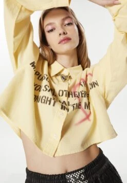 TwistREGULAR FIT SLOGAN PRINTED CROP - Skjorta - Yellow -Vero Moda butik. 1294c25a81c54772bd50f920e9c8f515