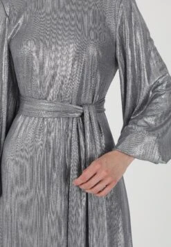 ModanisaÖZLEM SÜER X REFKA BALLOON SLEEVE SEQUIN - Festklänning - Metallic Grey 10 ModanisaÖZLEM SÜER X REFKA BALLOON SLEEVE SEQUIN - Festklänning - Metallic Grey -Vero Moda butik. 12f5c5db693448699241f6c1e9c0fc49