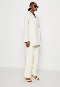 ARKETKort Kappa / Rock - White -Vero Moda butik. 1f638e1902964c7e9974868170d63710