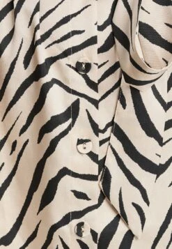 CALLISPIRIT - Skjortklänning - Champagne Zebra 13 CALLISPIRIT - Skjortklänning - Champagne Zebra -Vero Moda butik. 53598fe3d7e74bc7907989f413ec913d
