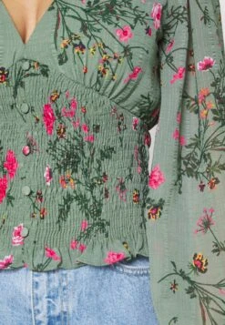 Vero Moda PetiteVMROSA V NECK SMOCK - Långärmad Tröja - Laurel Wreath -Vero Moda butik. 59feeb5d15ef4211ae92d832b6f8a24f