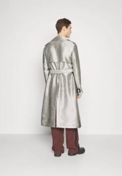 KOCHÉUNISEX - Trenchcoat - Silver-colored -Vero Moda butik. 63c7e31a48874ce5b1fe45b65adcac33