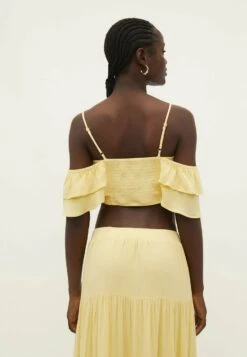 StradivariusRUFFLED - Blus - Yellow -Vero Moda butik. 8132e298ad7b4b2d8c6110ac6fca2d70