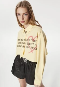 TwistREGULAR FIT SLOGAN PRINTED CROP - Skjorta - Yellow -Vero Moda butik. 86c222aef10e4a62bd8172e3ef7c3fa8