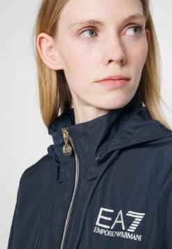 EA7 Emporio ArmaniTunn Jacka - Blue 13 EA7 Emporio ArmaniTunn Jacka - Blue -Vero Moda butik. 87937627b95a40618e70e5d38d02bddc