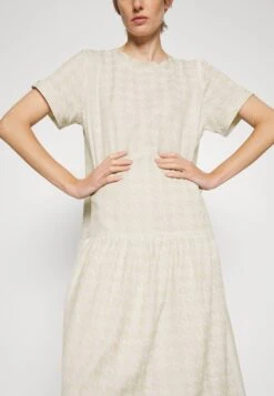 SUMMERY CopenhagenJOSEFINE LIGHT - Vardagsklänning - Whisper White -Vero Moda butik. 8c433b582d4f40eebf88d6d0db4953a1