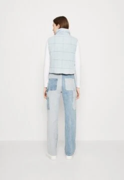 Guess OriginalsGO LANA REVERSIBLE VEST - Väst - Go Venice Light Wash 10 Guess OriginalsGO LANA REVERSIBLE VEST - Väst - Go Venice Light Wash -Vero Moda butik. 8cbb847cb6e34239840af58f14e3fbf3