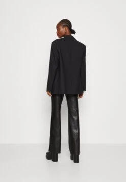 ARKETKort Kappa / Rock - Black 10 ARKETKort Kappa / Rock - Black -Vero Moda butik. 9894c544eb724ecab5189c7ecff50c45