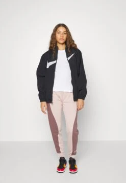 Nike SportswearTräningsjacka - Black 13 Nike SportswearTräningsjacka - Black -Vero Moda butik. ad2ec2cc4e1b4aea8eef0bb07cdc8007