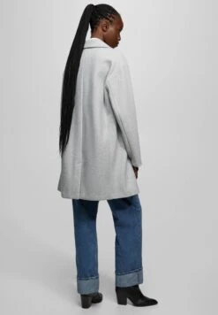 PULL & BEAR PULL&BEARFELT TEXTURE WITH BUTTON - Kort Kappa / Rock - Grey -Vero Moda butik. b20288a9f45947c3ae090e32391267f8