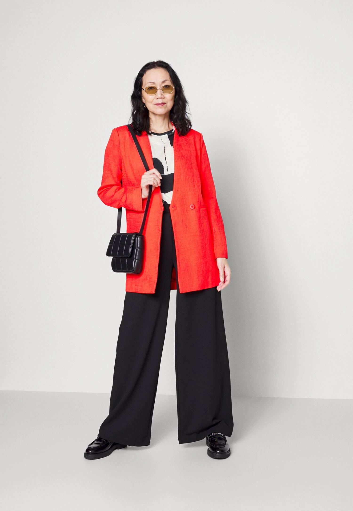 Another Label Another-LabelMARLEY - Kort Kappa / Rock - Poppy Red 4 Another Label Another-LabelMARLEY - Kort Kappa / Rock - Poppy Red - Bild 2