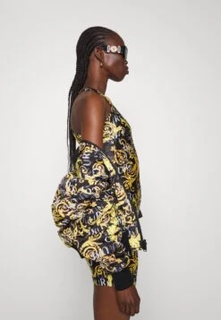 Versace Jeans CouturePRINT LOGO COUTURE - Jerseyklänning - Black/gold 13 Versace Jeans CouturePRINT LOGO COUTURE - Jerseyklänning - Black/gold -Vero Moda butik. c85f825520034496a8c0f195b0c4426f