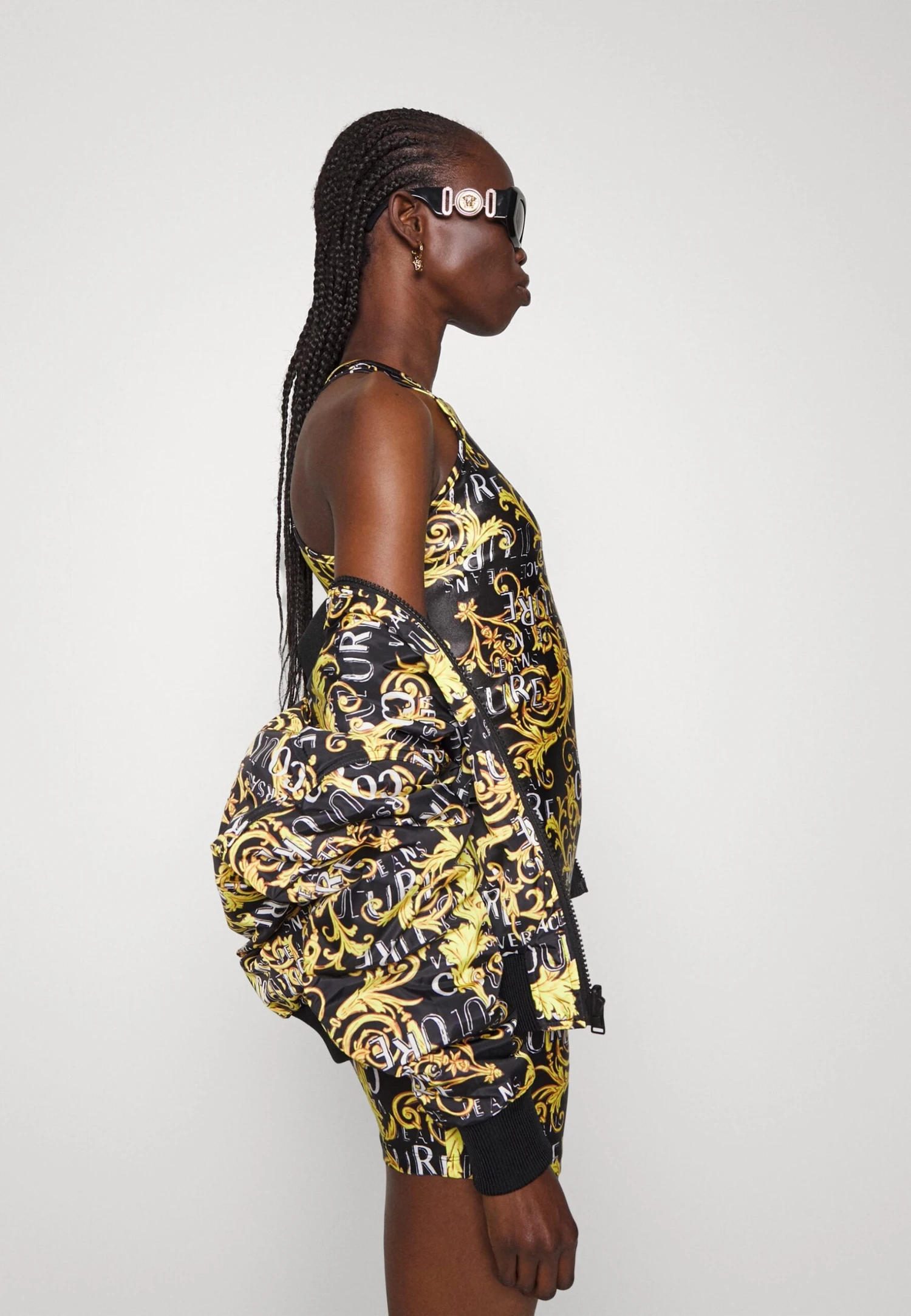 Versace Jeans CouturePRINT LOGO COUTURE - Jerseyklänning - Black/gold 6 Versace Jeans CouturePRINT LOGO COUTURE - Jerseyklänning - Black/gold - Bild 4