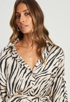CALLISPIRIT - Skjortklänning - Champagne Zebra 12 CALLISPIRIT - Skjortklänning - Champagne Zebra -Vero Moda butik. cb56bbaf1bb84bd88d67a7d666de6825