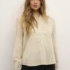 KaffeMAJSE - Blus - Beige 2 KaffeMAJSE - Blus - Beige -Vero Moda butik. ce5b4391dea6429aa2cf36d31cf7cff3