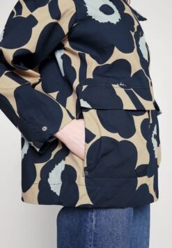 MarimekkoMAGNA UNIKKO COAT - Parkas - Dark Blue, Light Yellow 15 MarimekkoMAGNA UNIKKO COAT - Parkas - Dark Blue, Light Yellow -Vero Moda butik. e5527f31f0ab4692b7590207774b64f0