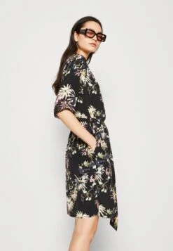 Scotch & SodaALLOVER PRINTED LOOSE FIT DRESS - Vardagsklänning - Black -Vero Moda butik. e57e15c7ac9048479d0c092c1fac5b59