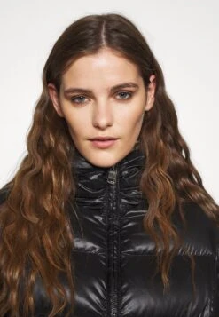 Colmar OriginalsDAUNENJACKEN - Kort Kappa / Rock - Black Dark Steel 16 Colmar OriginalsDAUNENJACKEN - Kort Kappa / Rock - Black Dark Steel -Vero Moda butik. e7fc9d4f820d41c980a4876e57f3f628