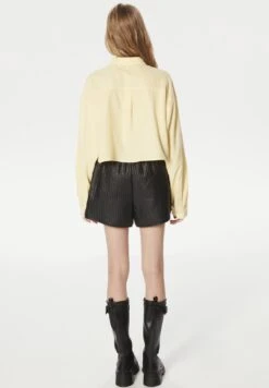 TwistREGULAR FIT SLOGAN PRINTED CROP - Skjorta - Yellow -Vero Moda butik. e81e4f9def9f46ccbdf6b954654439d0