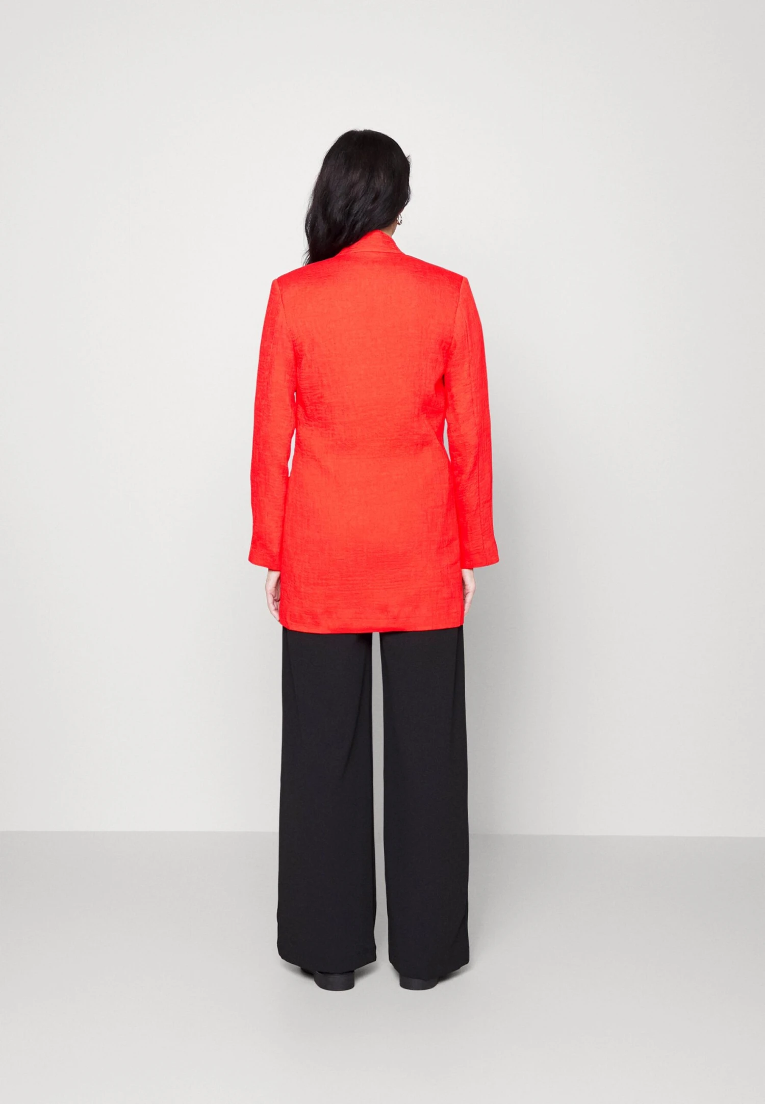 Another Label Another-LabelMARLEY - Kort Kappa / Rock - Poppy Red 5 Another Label Another-LabelMARLEY - Kort Kappa / Rock - Poppy Red - Bild 3