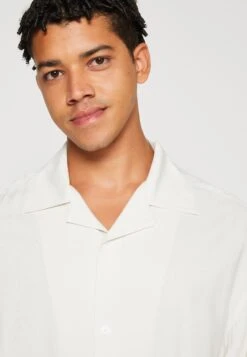 WeekdayCOFFEE OVERSIZED SHORT SLEEVE SHIRT UNISEX - Skjorta - Beige -Vero Moda butik. ebcf9042a88747398c07e44465545f7d